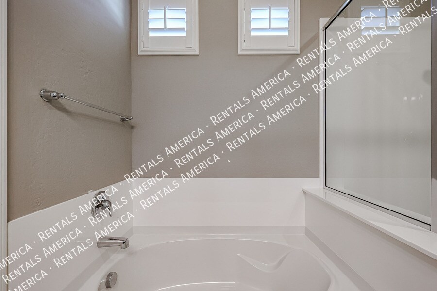 Building Photo - 4212 E Erie St