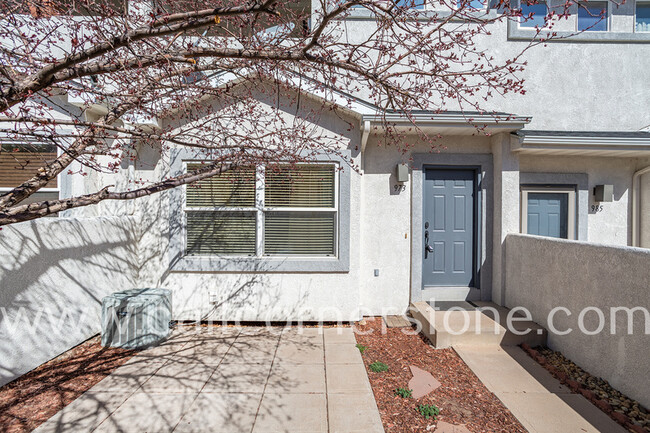 Building Photo - 973 Mountain Crest View