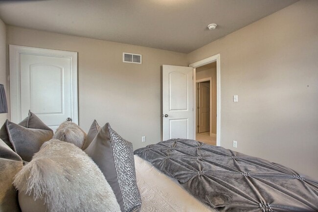 Building Photo - 3/BR luxury carriage home for rent FULLY FURNISHED