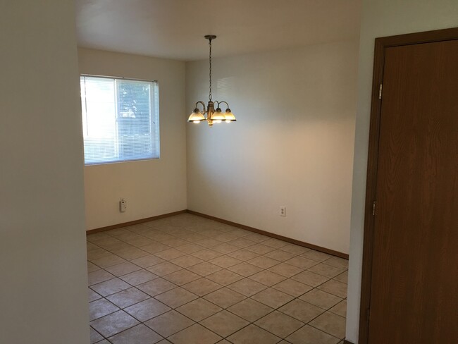 Building Photo - Close to Downtown and CWU!