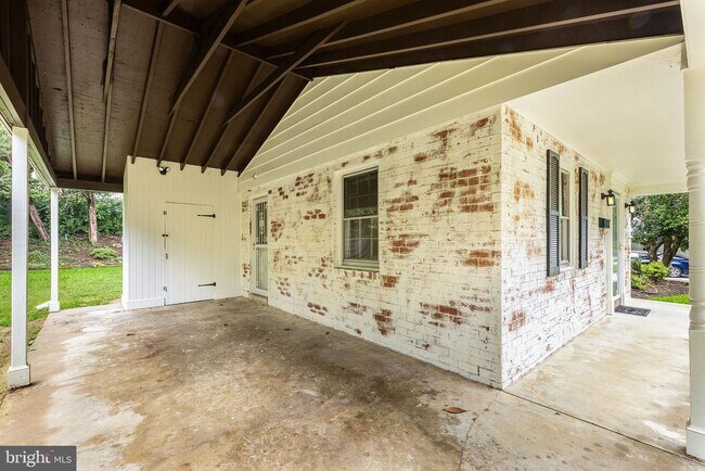 Building Photo - 615 Smallwood Rd