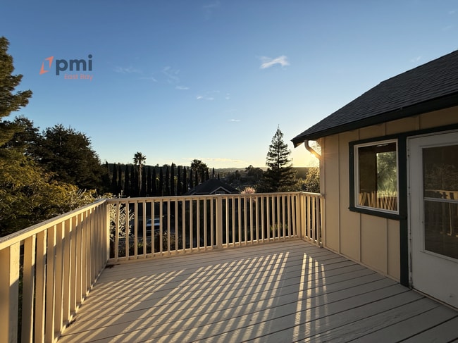 Building Photo - 4-Bedroom Residence in Martinez with Flexible Living Spaces