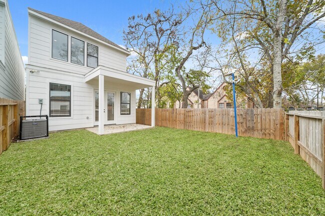 Building Photo - 3417 Tuam St