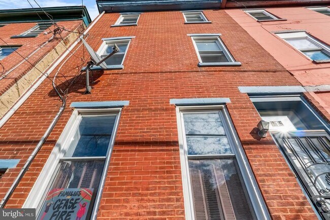 Building Photo - 915 N 6th St