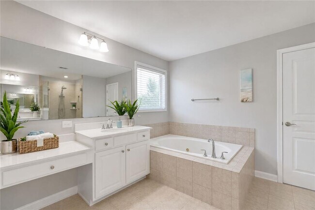 Building Photo - 4805 Shelbourne Dr