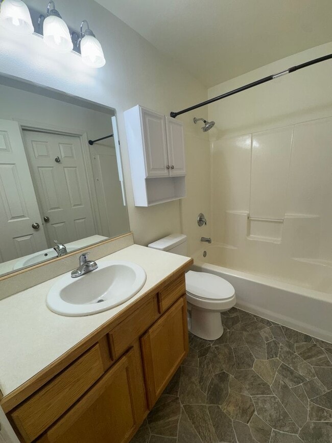Building Photo - 3 bedroom in downtown Eagle River