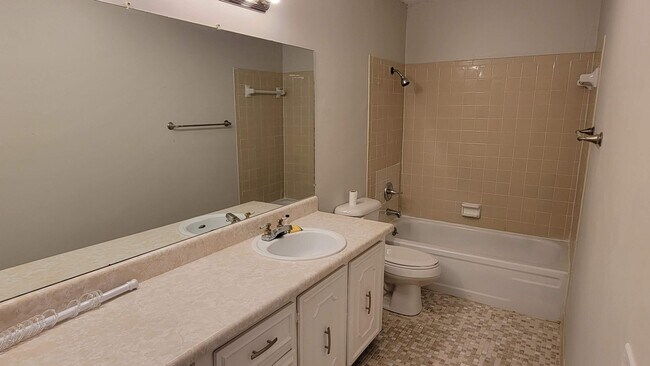 Building Photo - 3 beds 3 bath condo on the golf course