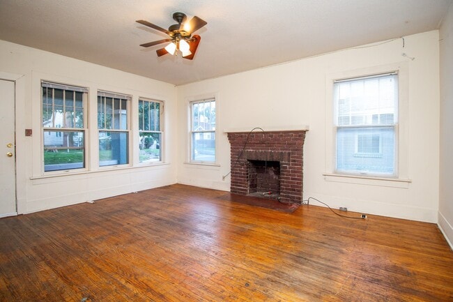 Primary Photo - 4bed/2bath House right Downtown!!