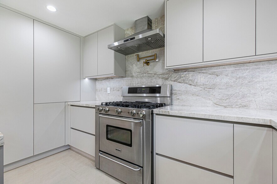 Building Photo - 3125 Emerald Isle Dr