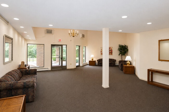 Building Photo - 1500 Robin Cir