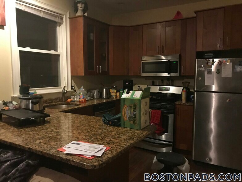 Building Photo - 731 Parker St