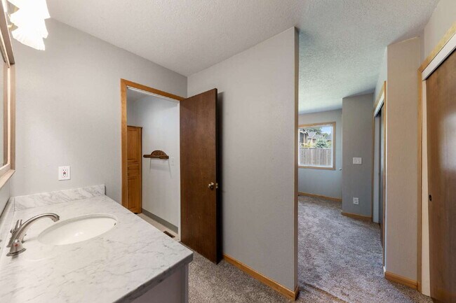 Building Photo - Charming 3-Bedroom Home with 2 Full Baths ...