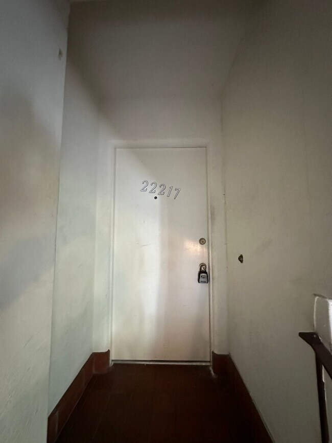 Building Photo - 2 bed/1 bath with garage