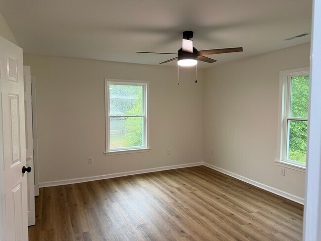 Building Photo - 3 Bed House