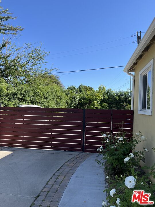 Building Photo - 3800 W Legion Ln