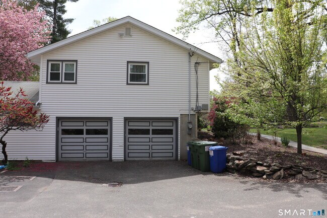 Building Photo - 442 Surrey Ln