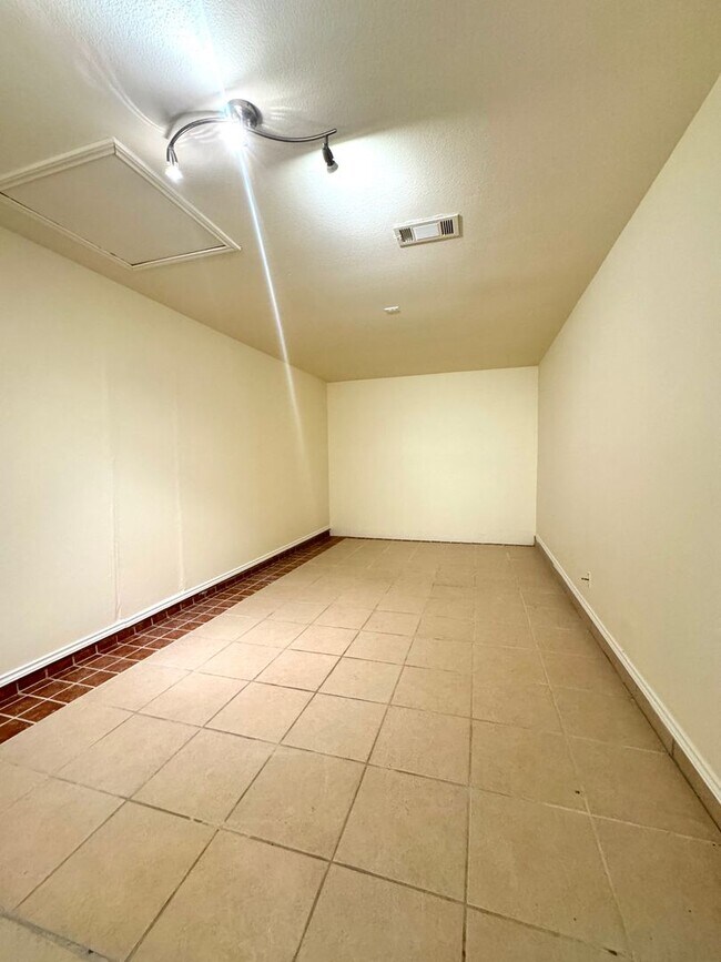 Building Photo - 6502 Temora Loop