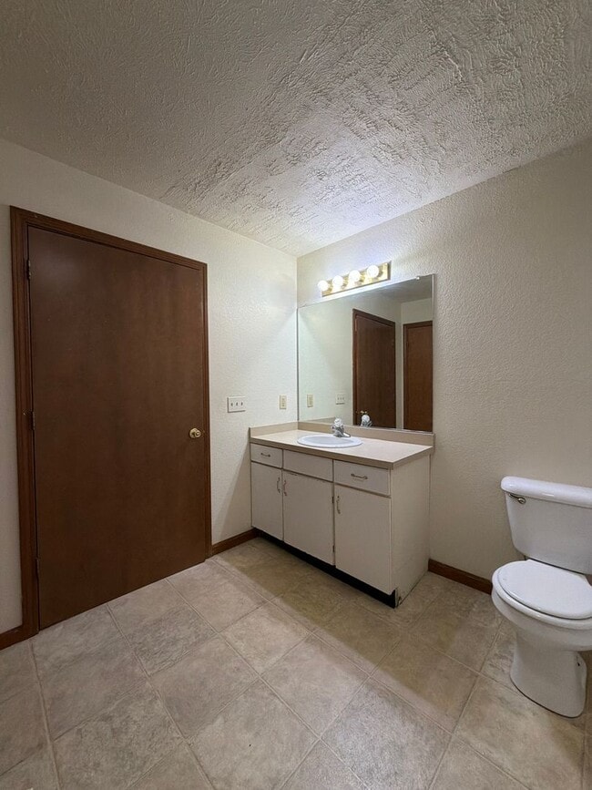 Building Photo - 211 Stonewall Ct