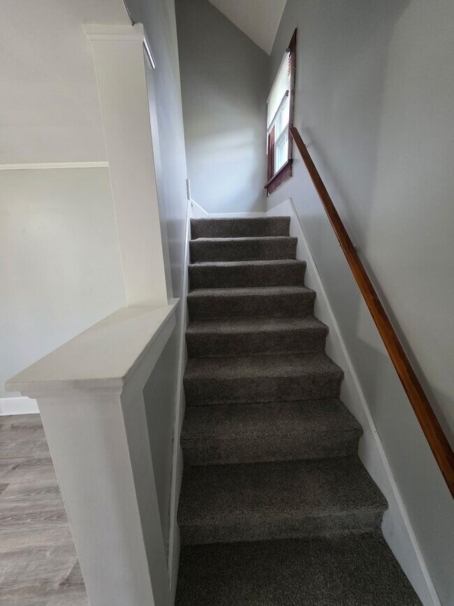 Building Photo - Recently Updated 2 Bedroom House Ready for Move In!