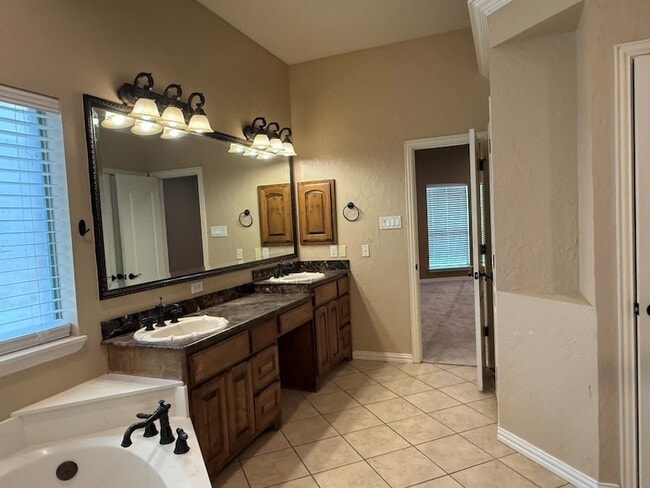 Building Photo - 2207 Canterbury Dr