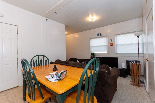 Building Photo - Convenient Location. Wals to BU Campus, Short Walk to T.Laundry, Parking for Rent