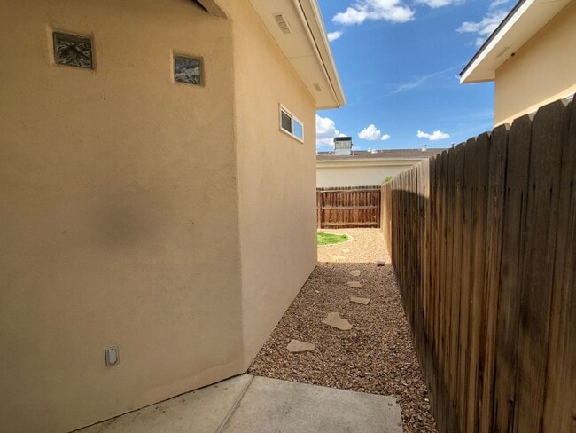 Building Photo - Well-Maintained 3-Bedroom Townhome with 2-Car Garage in Desirable Location!