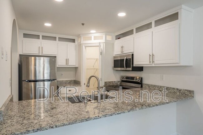 Building Photo - 215 Morris Ln