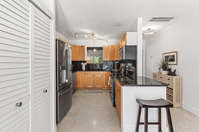 Building Photo - 340 NE 7th Ave