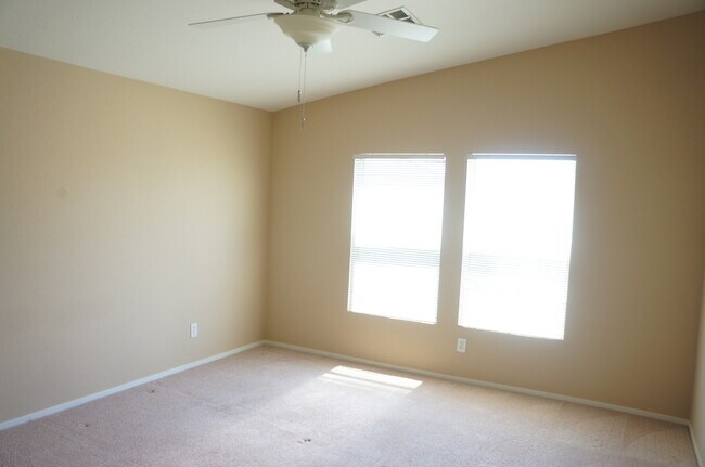 Building Photo - WONDERFUL 2 BEDROOM TOWNHOUSE IN GATED COM...