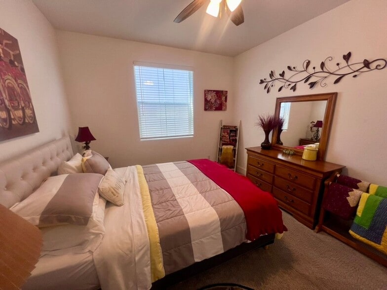 Building Photo - 2712 E Tamarind Dr