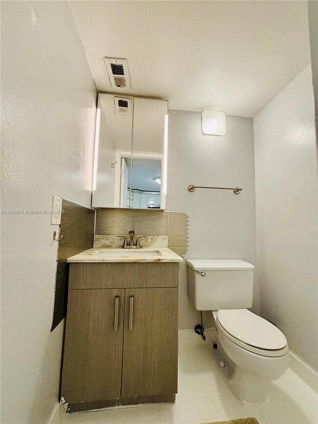 Building Photo - 1817 S Ocean Dr