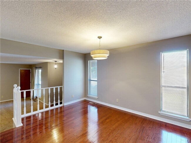 Building Photo - 1275 N Gregg Ave