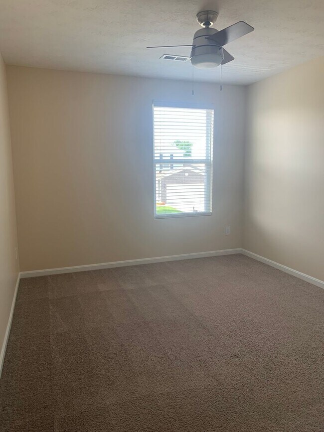 Building Photo - 3 Bedroom in Jeffersontown - Hanover Trace