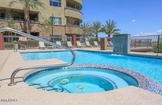 Building Photo - 945 E Playa Del Norte Dr