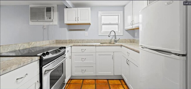 Building Photo - 1115 Highland St N