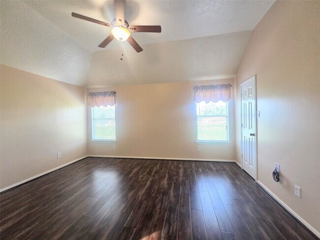 Building Photo - 16102 Mission Village Dr