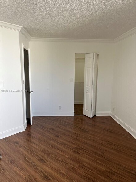 Building Photo - 211 Lake Pointe Dr