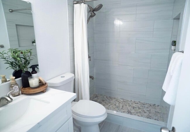 Building Photo - Island Style Living at Its Best! 2/1/1 in Makaha