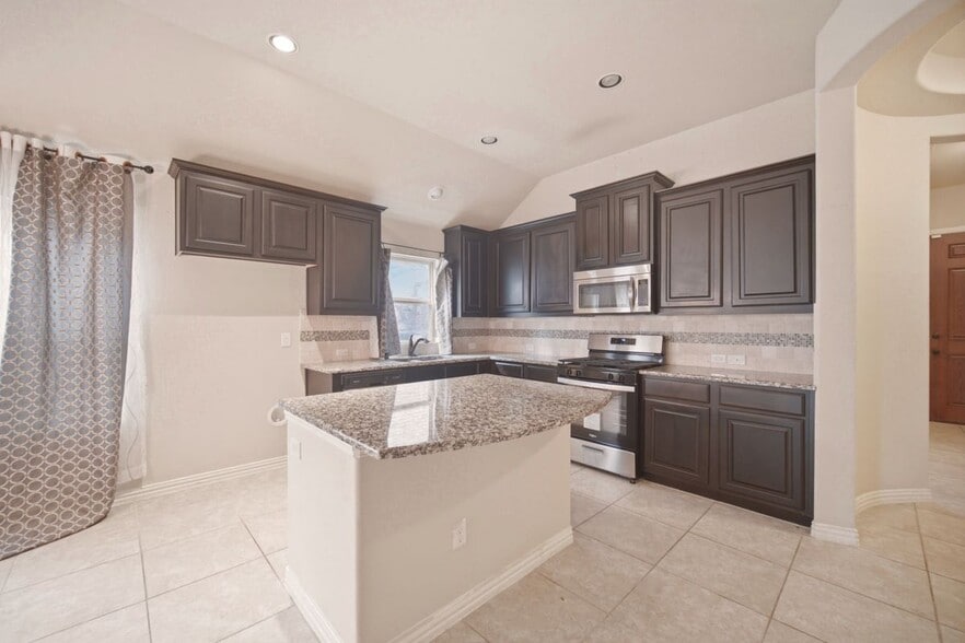 Building Photo - 2306 Lucerne Dr