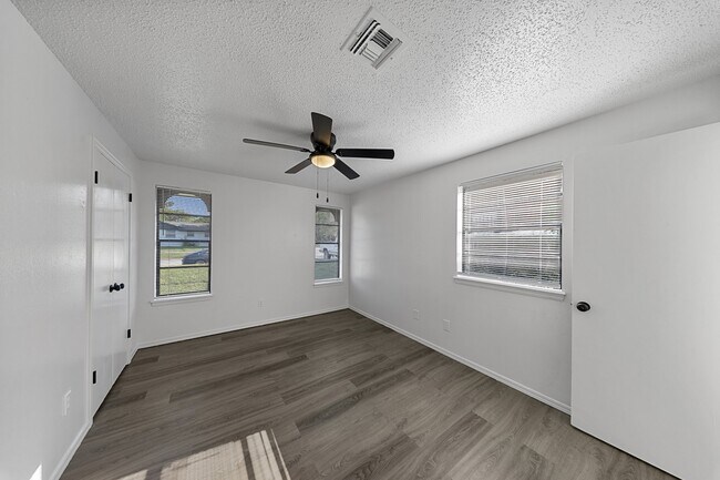 Building Photo - 3232 Parker Dr