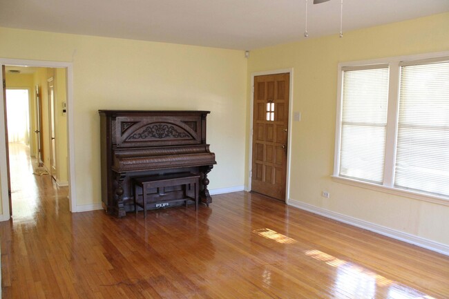 Building Photo - 3-BEDROOM IN JEFFERSON TERRACE