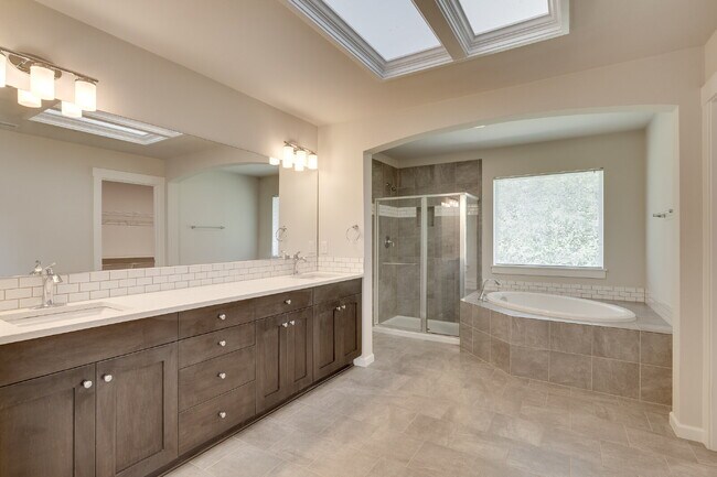 Building Photo - Stunning & Spacious Lynnwood Rental Available Now!