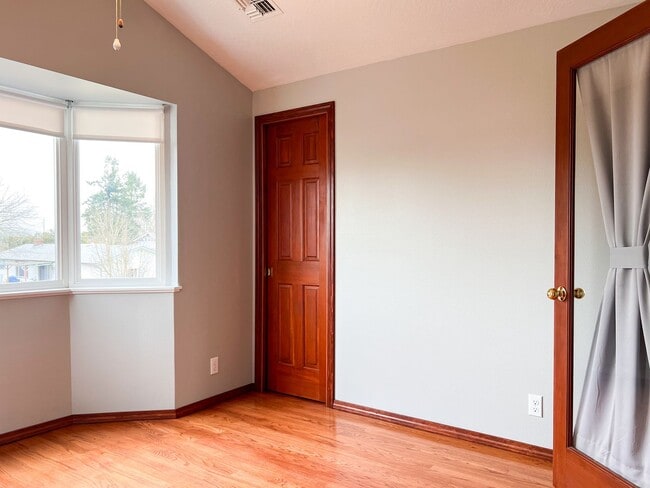 Building Photo - 4BD/2BA SUBURBAN HOME IN COBURG