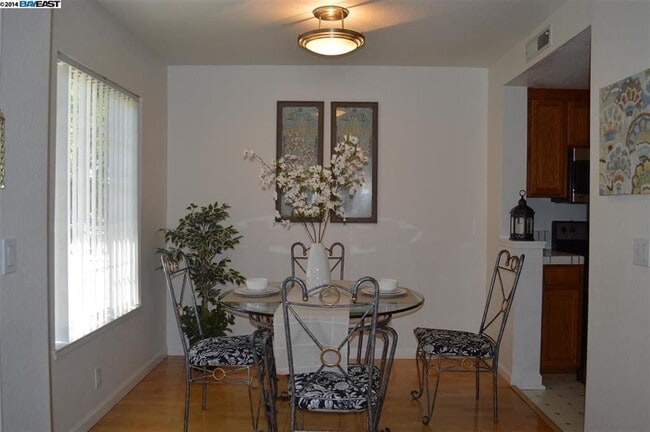 Building Photo - COMING SOON! $3,500 / 3BR - 1383 S.F. GORG...