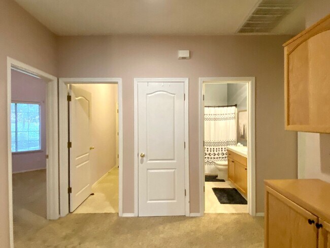 Building Photo - $2,450 Shaw & McCall, 3 Bedrooms - N. Cres...