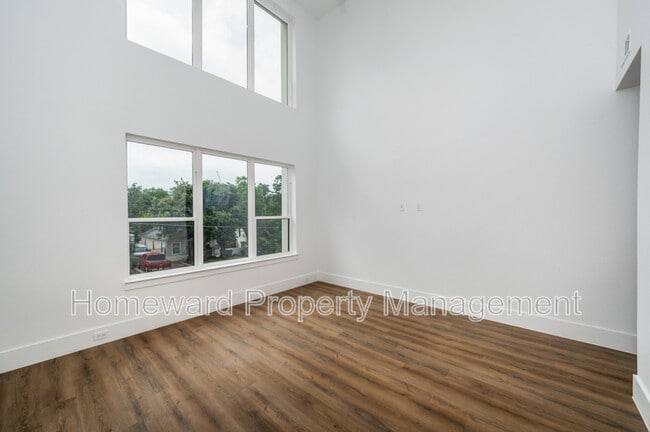 Building Photo - 2343 Hondo Ave