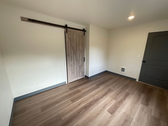 Building Photo - 547 E Hickory St