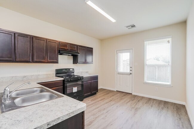 Building Photo - 6223 Brenwood Cir