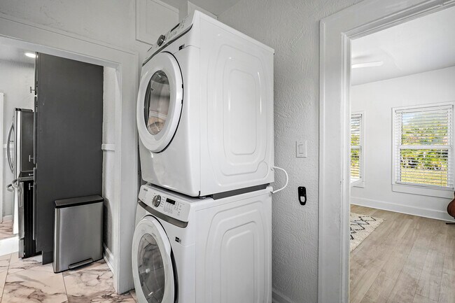 Building Photo - 2560 4th Ave S