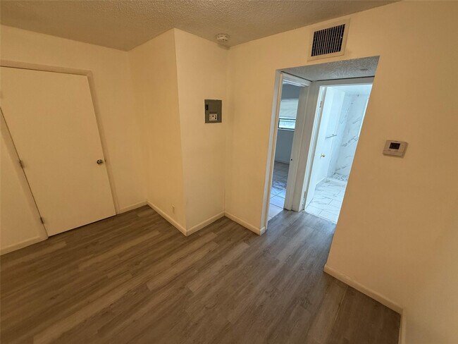 Building Photo - 6840 Pembroke Rd